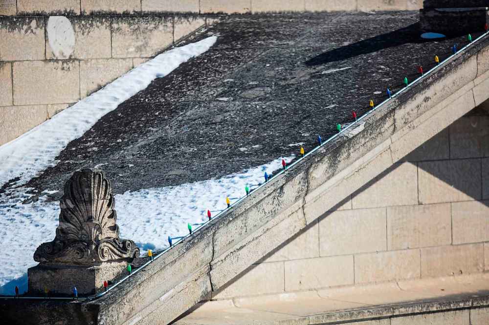MIKAELA MACKENZIE / WINNIPEG FREE PRESS
Cracks of various widths along the Manitoba Legislative Building.