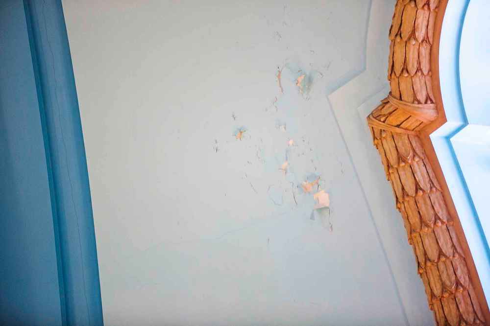 MIKAELA MACKENZIE / WINNIPEG FREE PRESS
Peeling paint in the rotunda of the Manitoba Legislative Building.