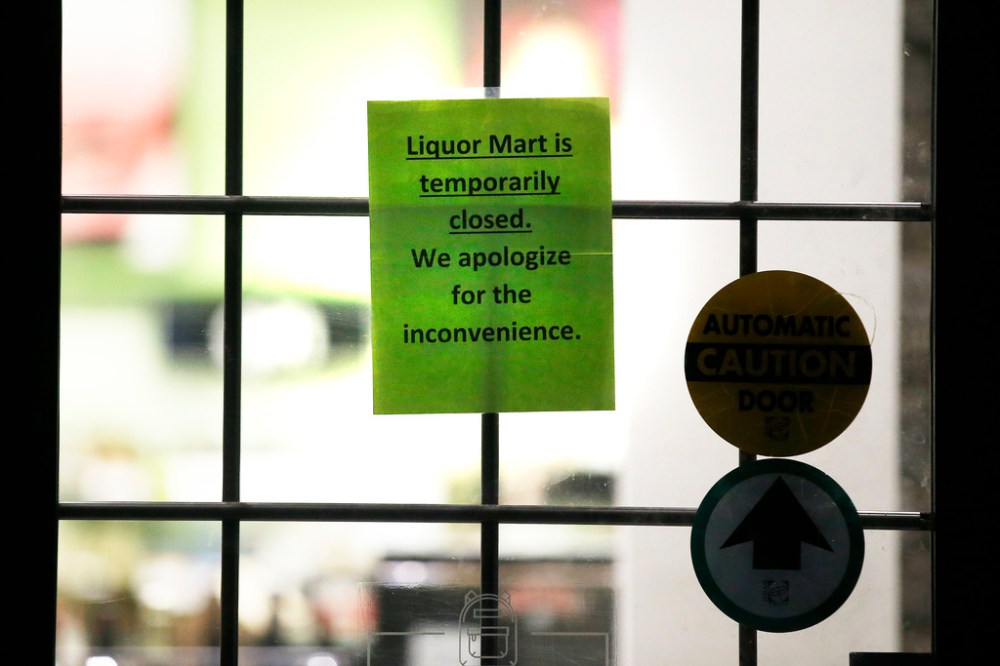 JOHN WOODS / WINNIPEG FREE PRESS
The Manitoba Liquor Mart on Keewatin was closed on Wednesday after an employee was injured in a robbery.