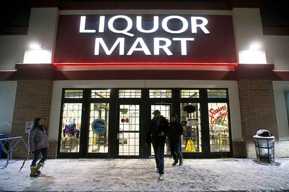 JOHN WOODS / WINNIPEG FREE PRESS
The Liquor Mart on Keewatin in Winnipeg where an employee was injured in a robbery.
