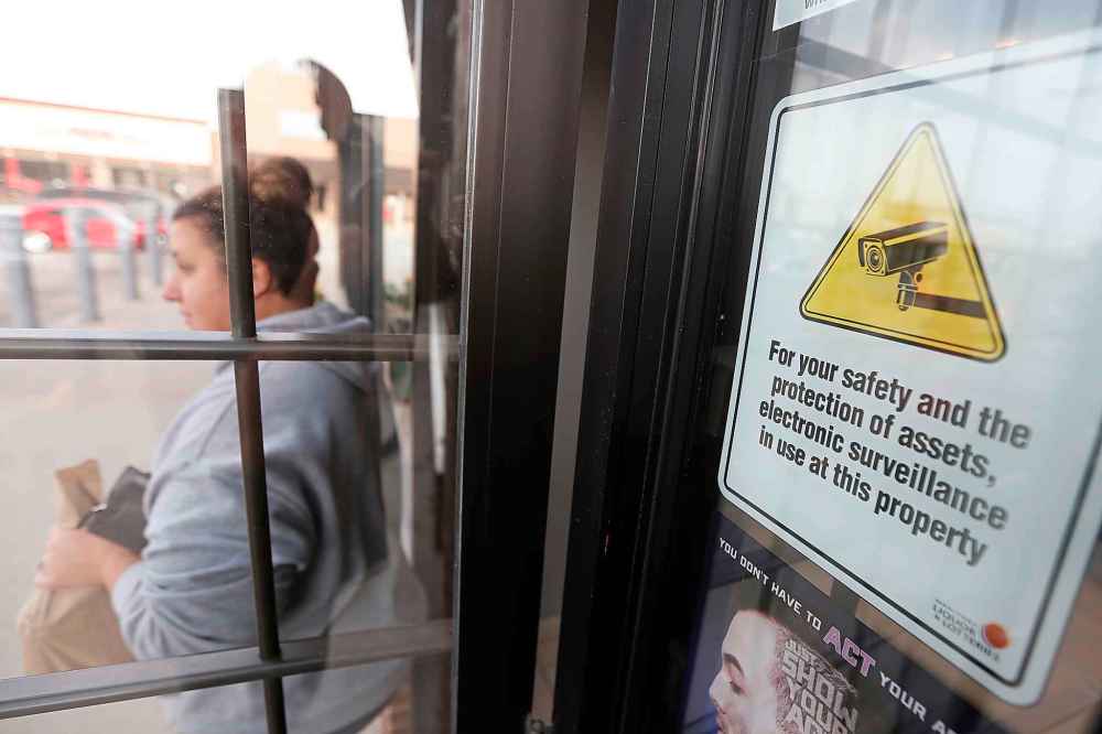 JOHN WOODS / WINNIPEG FREE PRESS FILES
Manitoba Liquor and Lotteries has remained tight-lipped on whether any policy changes have been implemented to better protect staff and deter would-be thieves.