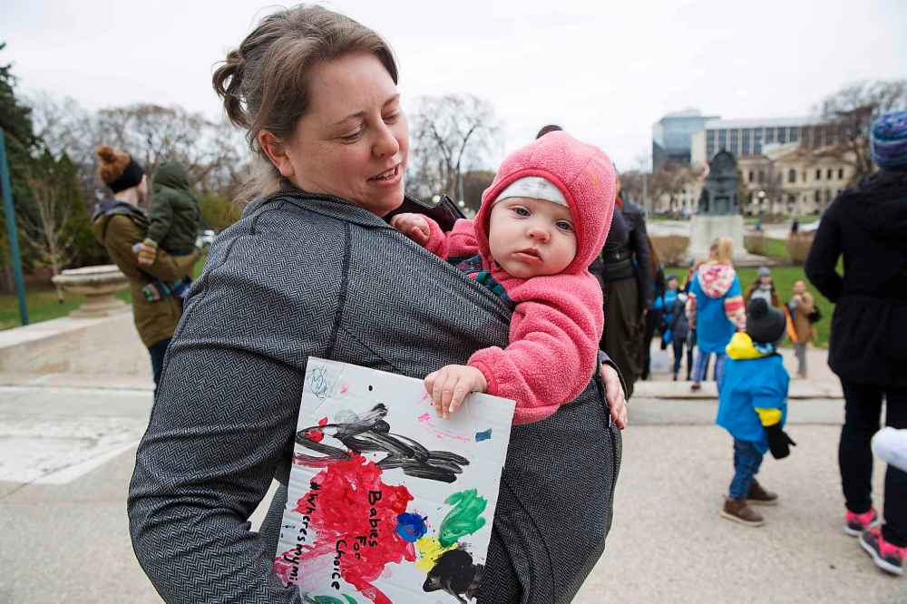 MIKE DEAL / WINNIPEG FREE PRESS
Ashley Ford, with her nine-month-old, Daisy, says a midwife saved her life during the birth of her first child.