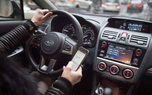 CP
A driver texts while at the wheel in this photo illustration in Montreal on January 25, 2017. Manitoba drivers who use a hand-held cell phone behind the wheel will face stiffer penalties as of Nov. 1.The fines will jump to $672 from $203, and the number of demerit points will increase to five points from two. THE CANADIAN PRESS/Paul Chiasson