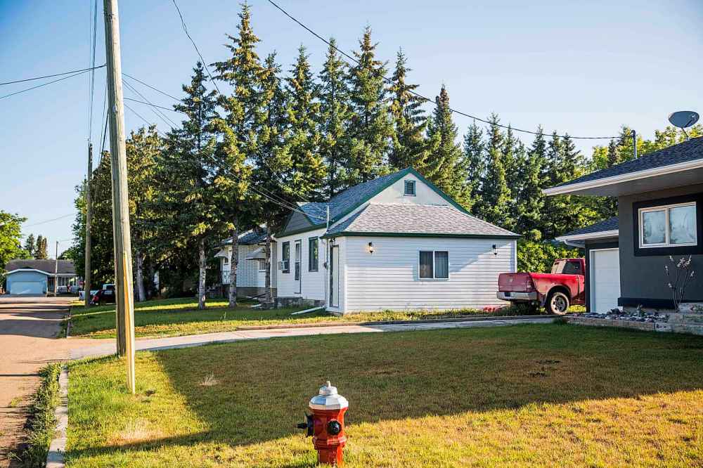 MIKAELA MACKENZIE / WINNIPEG FREE PRESS FILES
Photo taken in August of the house on Elmdale Street in Beausejour where Patrik Mathews lived and his red Dodge Ram 1500 SLT in the driveway, which was later found abandoned near the U.S. border.