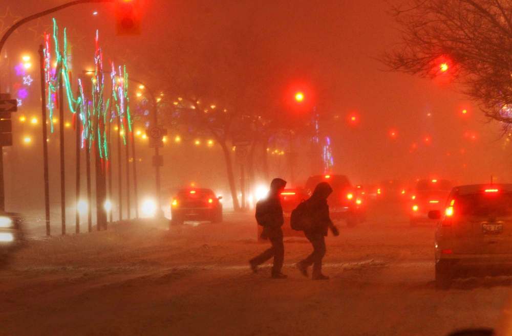 JOE BRYKSA / WINNIPEG FREE PRESS
Pedestrians scramble across Portage Avenue and Carlton Street in downtown Winnipeg on Tuesday morning.
