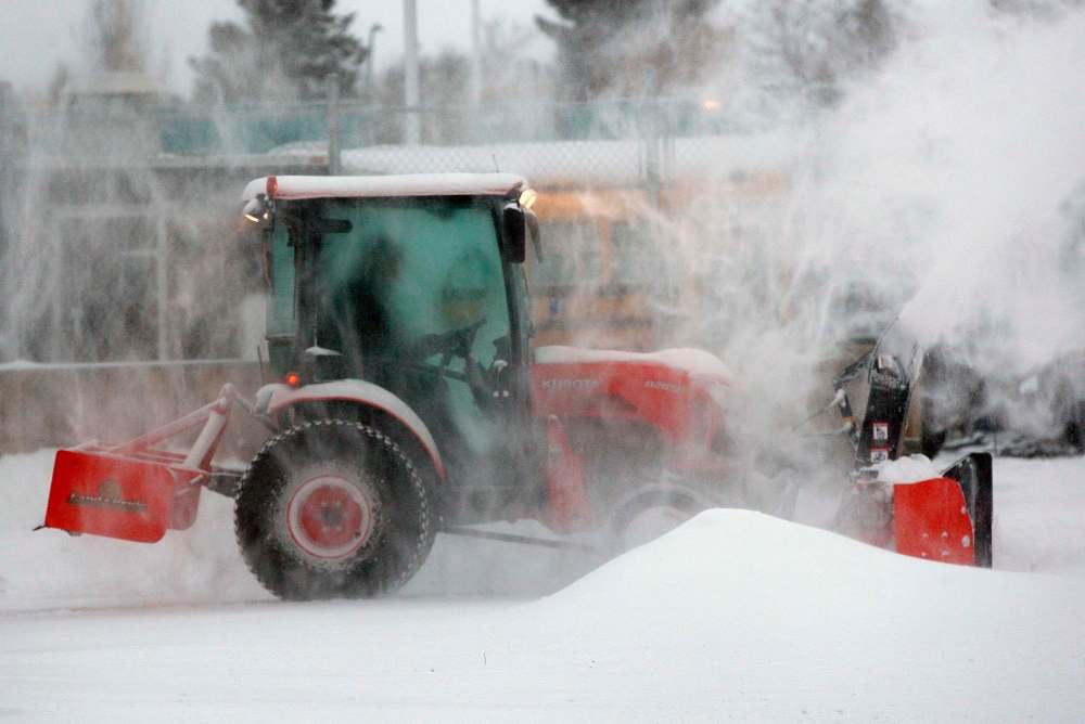 JOE BRYKSA / WINNIPEG FREE PRESS
A tractor blows deep snow from a outdoor rink at Garden City Community Centre on Thursday.