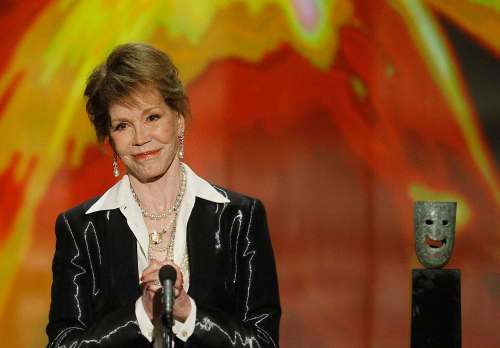 Robert Gauthier / Los Angeles Times Files
Mary Tyler Moore accepting her Screen Actors Guild Lifetime Achievement award in 2012.