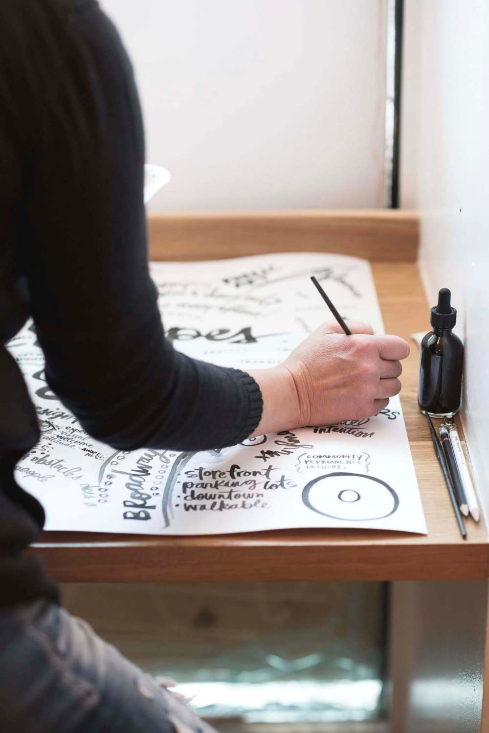 Artist Kal Barteski captures the doughnut and design discussion. (David Moder Photography)