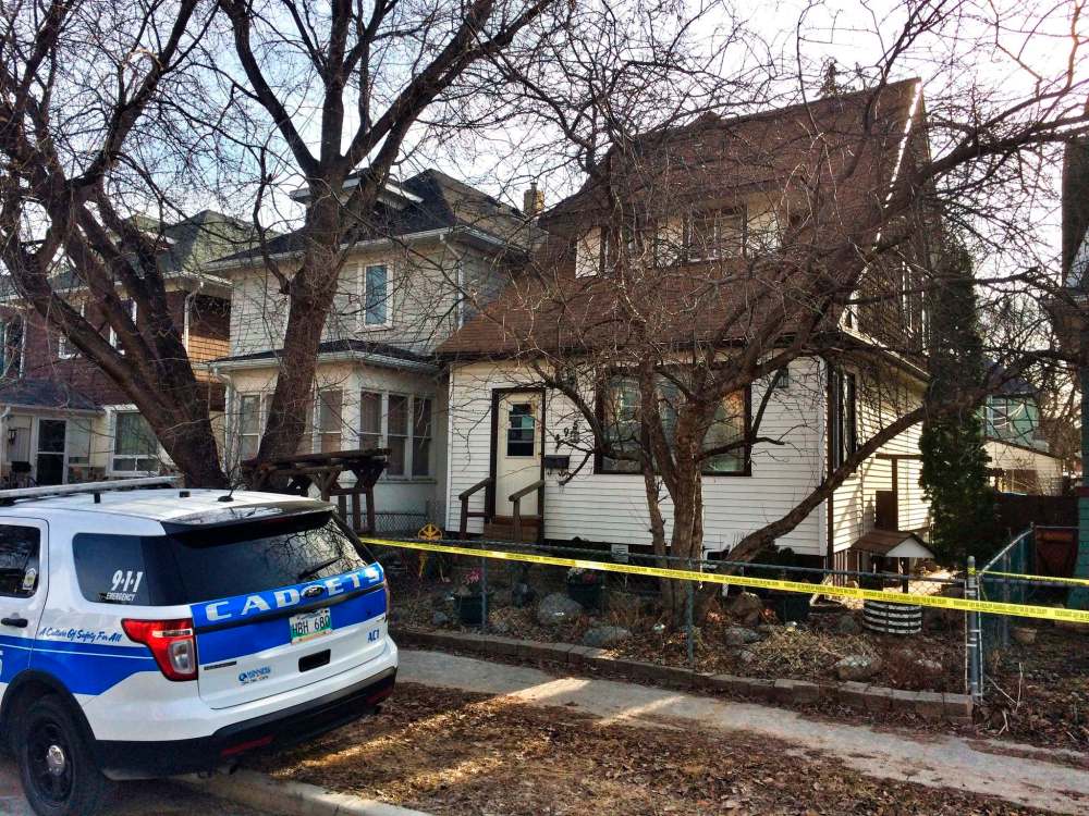 BORIS MINKEVICH / WINNIPEG FREE PRESS
Police investigate a house in the 400 block of Camden Place on Tuesday morning.