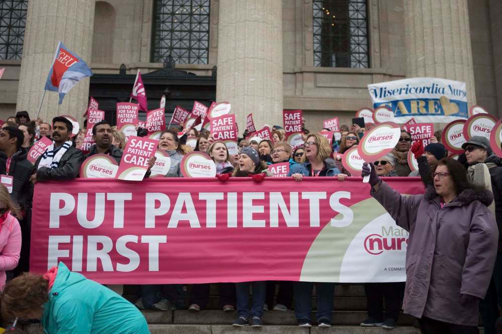 Hundreds of members of the Manitoba Nurses Union and other labour supporters rallied at the Manitoba Legislative Building on Wednesday. (Jen Doerksen / Winnipeg Free Press)