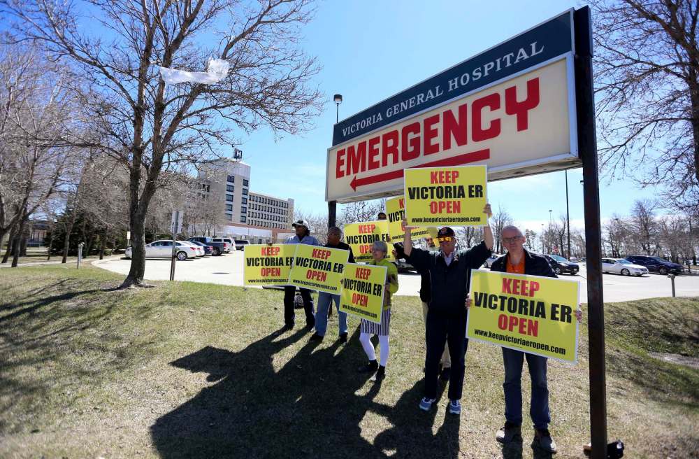 TREVOR HAGAN / WINNIPEG FREE PRESS
Protesters gathered at Victoria General Hospital to voice their opposition to the proposed closure of the hospital's emergency room, Saturday.