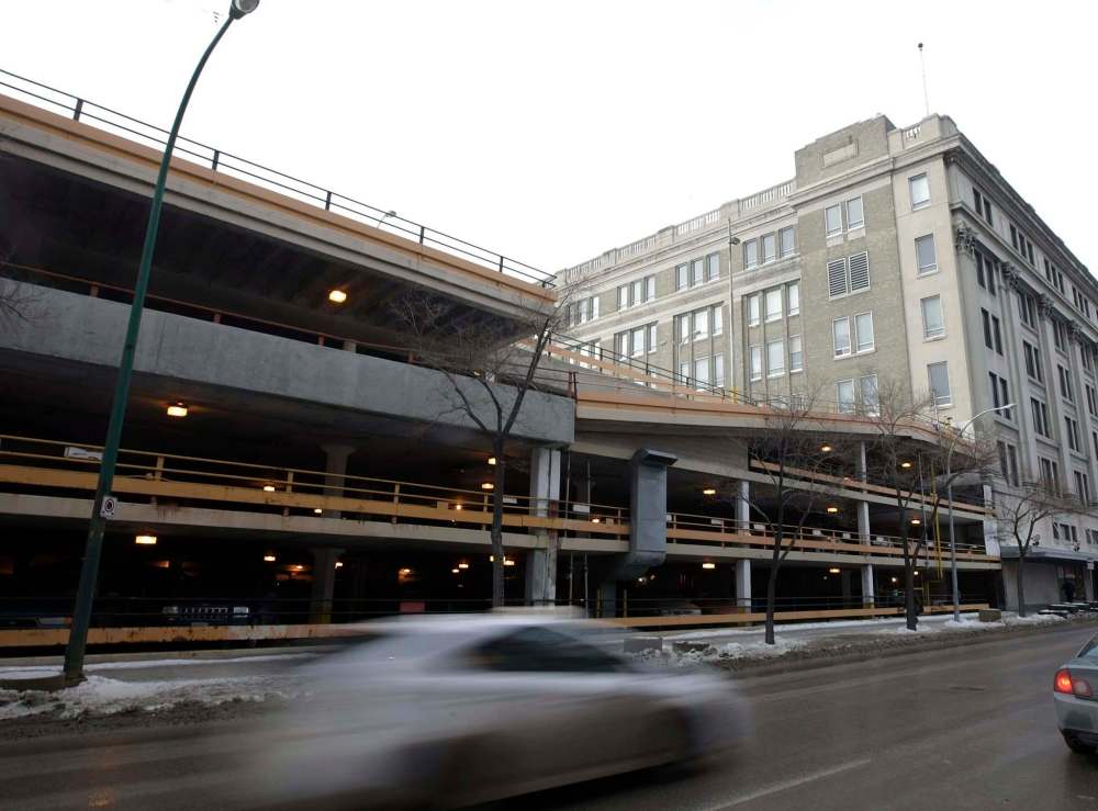 TREVOR HAGAN / WINNIPEG FREE PRESS
The Bay parkade located at 301 Memorial Boulevard as seen from Vaughan Street.