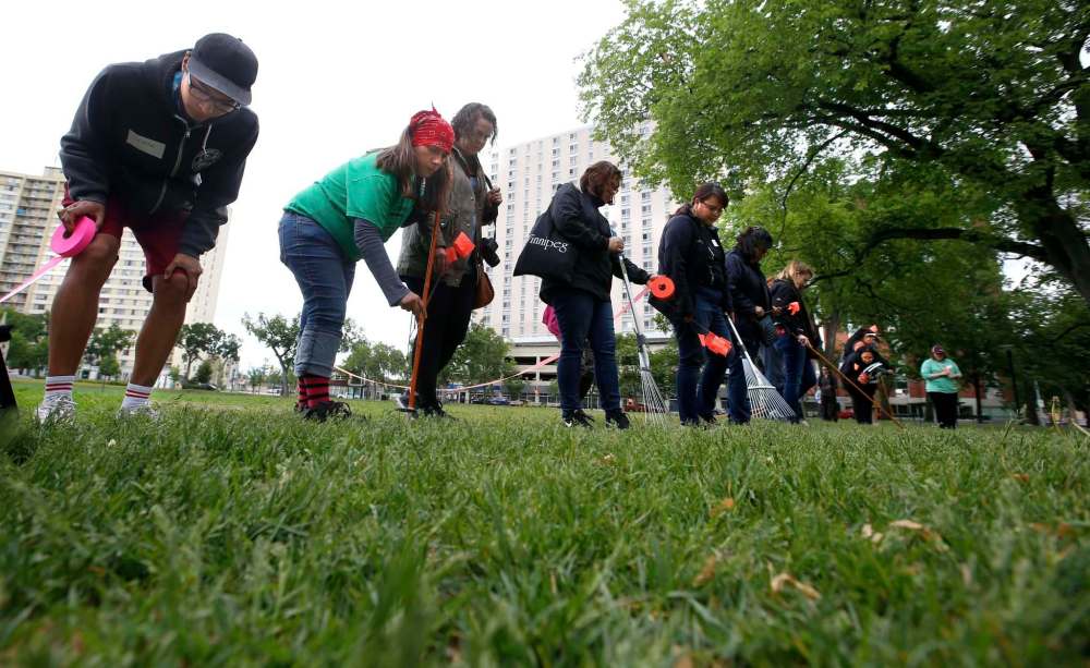 PHOTOS BY WAYNE GLOWACKI / WINNIPEG FREE PRESS
Bear Clan Patrol and Drag The Red volunteers scour Central Park for bone fragments and other possible evidence Saturday after taking part in a forensic-training workshop.