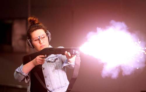RUTH BONNEVILLE / WINNIPEG FREE PRESS
Jen Zoratti, gets trained by Dave Brown, the ‘gun guy&rsquo; in Winnipeg, specializing in on-set handling and gun safety.