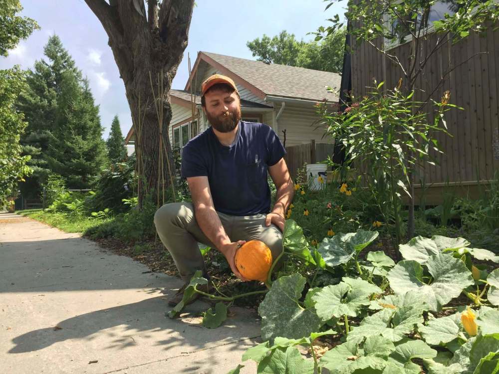 BEN WALDMAN / WINNIPEG FREE PRESS
Chad Connery tends to his St. Boniface-area garden. He and his partner are concerned about the area’s soil quality.