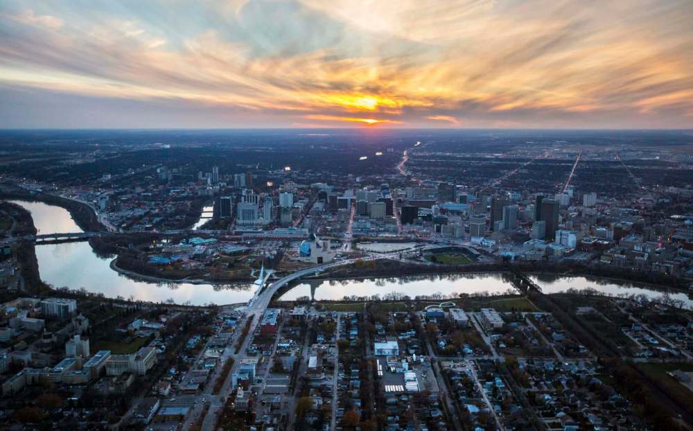 Wooing Amazon to our city would mean more jobs, but it would also mean more people, more traffic and higher housing costs. (Mikaela MacKenzie / Winnipeg Free Press files)