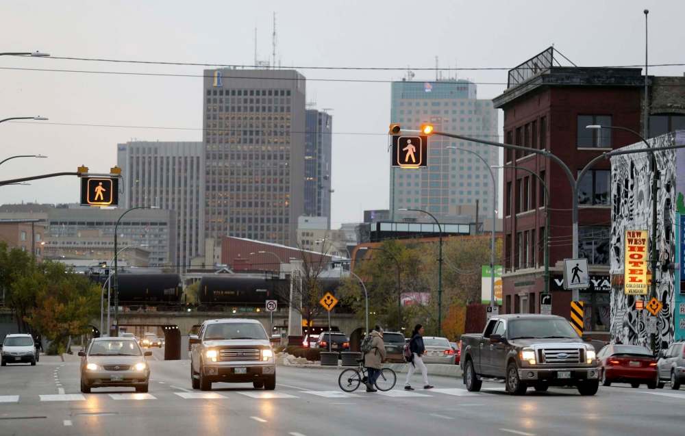 TREVOR HAGAN / WINNIPEG FREE PRESS
A truck drives through flashing lights at a crosswalk at Main Street and Jarvis Avenue.