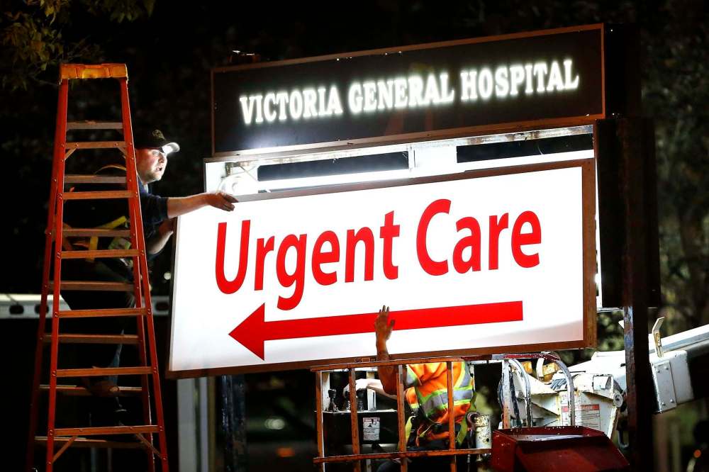 JOHN WOODS / FREE PRESS FILES
A sign crew changes the signage to urgent care at Victoria General Hospital in Winnipeg.
