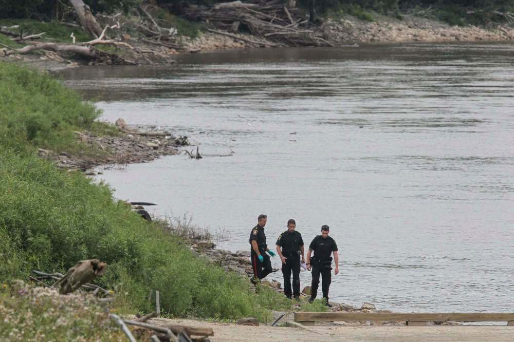 MIKE DEAL / WINNIPEG FREE PRESS FILES
Winnipeg Police walk along the river close to where the body of Tina Fontaine was found in 2014.