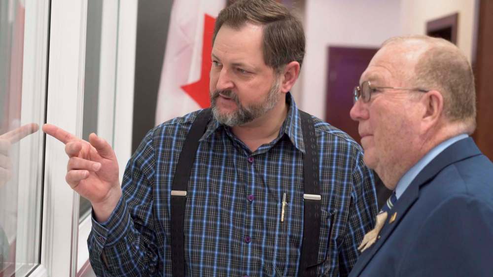 SUPPLIED
EcoPoxy CEO Jack Maendel (left) and Manitoba Agriculture Minister Ralph Eichler at the EcoProxy premises on the Oak Bluff Hutterite Colony on Thursday.