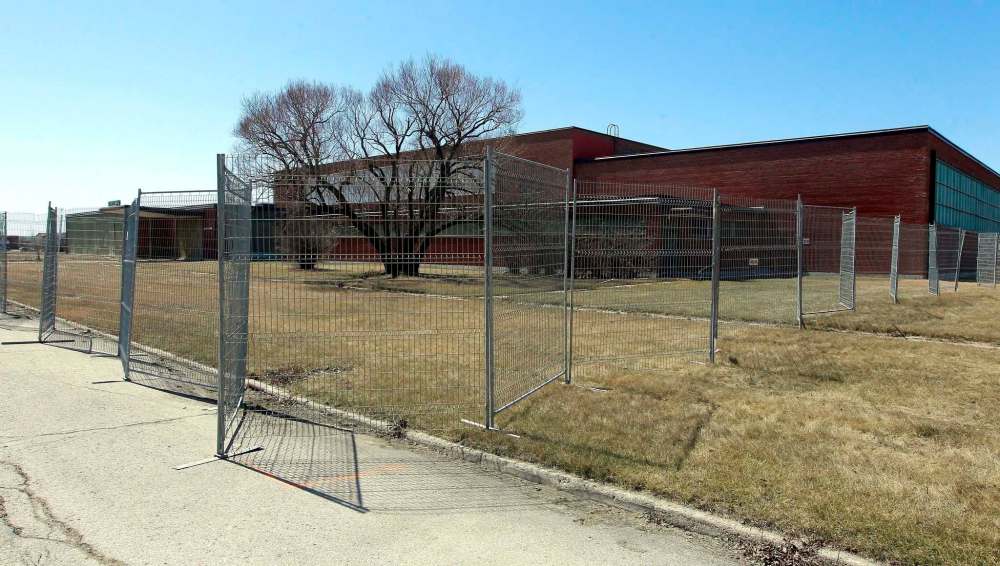 BORIS MINKEVICH / WINNIPEG FREE PRESS FILES
Lipsett Hall on the corner of Grant Ave. and Kenaston Blvd. is one of the vacant buildings on the Kapyong Barracks in Winnipeg.