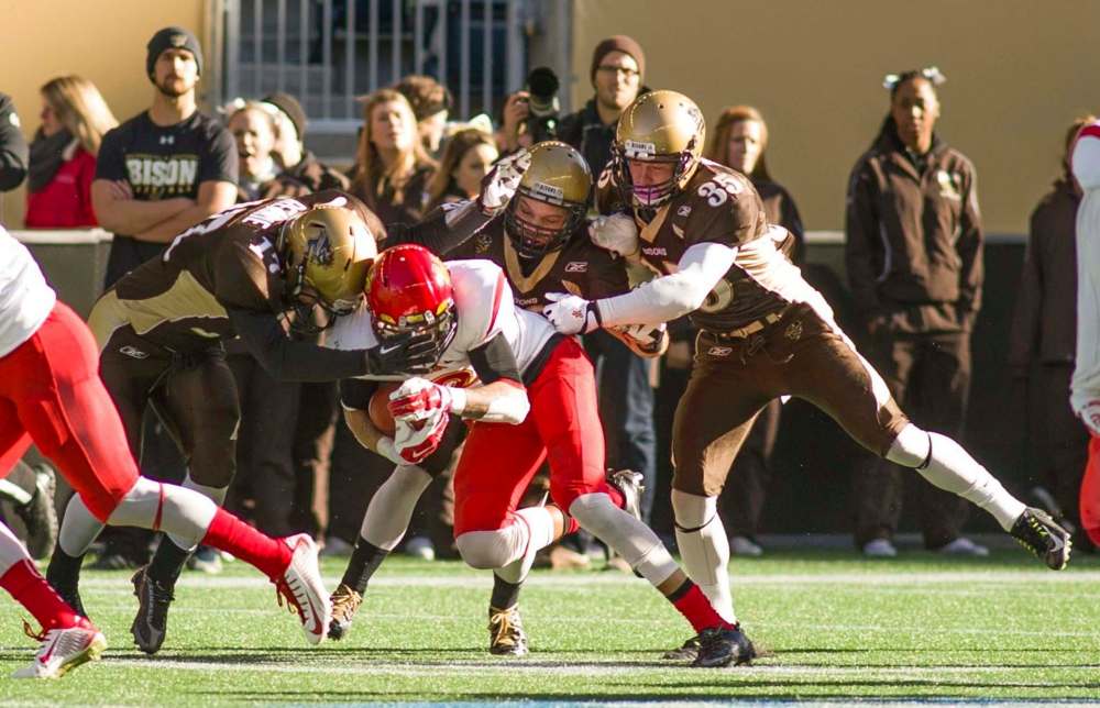 DAVID LIPNOWSKI / WINNIPEG FREE PRESS FILES
The University of Manitoba Bisons try to tackle Simonise at Investors Group Field in 2014. At nearly 6-5 and 200 pounds, Simonise has a big body and speed that could cause coverage issues for opposing defences.