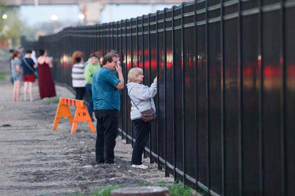 JOHN WOODS / THE CANADIAN PRESS
People watch as firefighters work to extinguish fires in downtown buildings in Brandon, Manitoba Saturday, May 19, 2018.