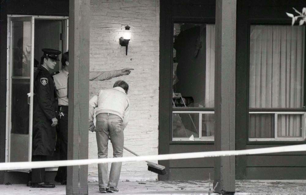 DAVE JOHNSON / WINNIPEG FREE PRESS FILES
Police investigate scene of the murder of Robert Nieman at 231 Kinver Avenue.