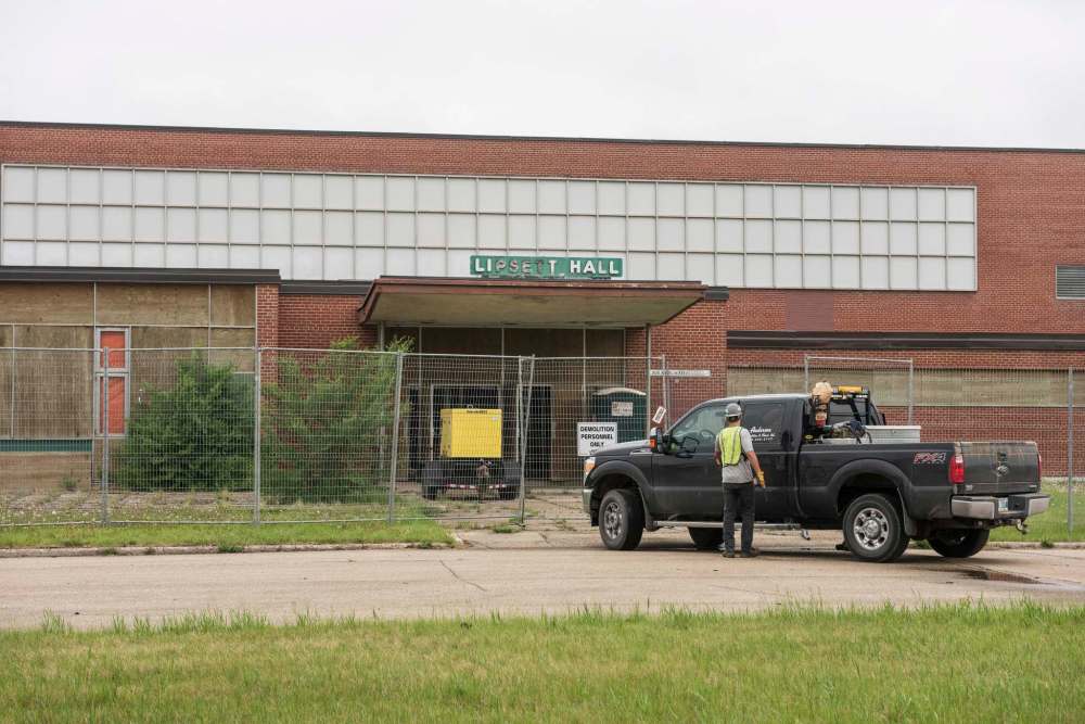 DAVID LIPNOWSKI / WINNIPEG FREE PRESS
Anderson Demolition & Const. ltd. employees prepare for demolition of Lipsett Hall Wednesday as Kapyong Barracks demolition is set to being next week.