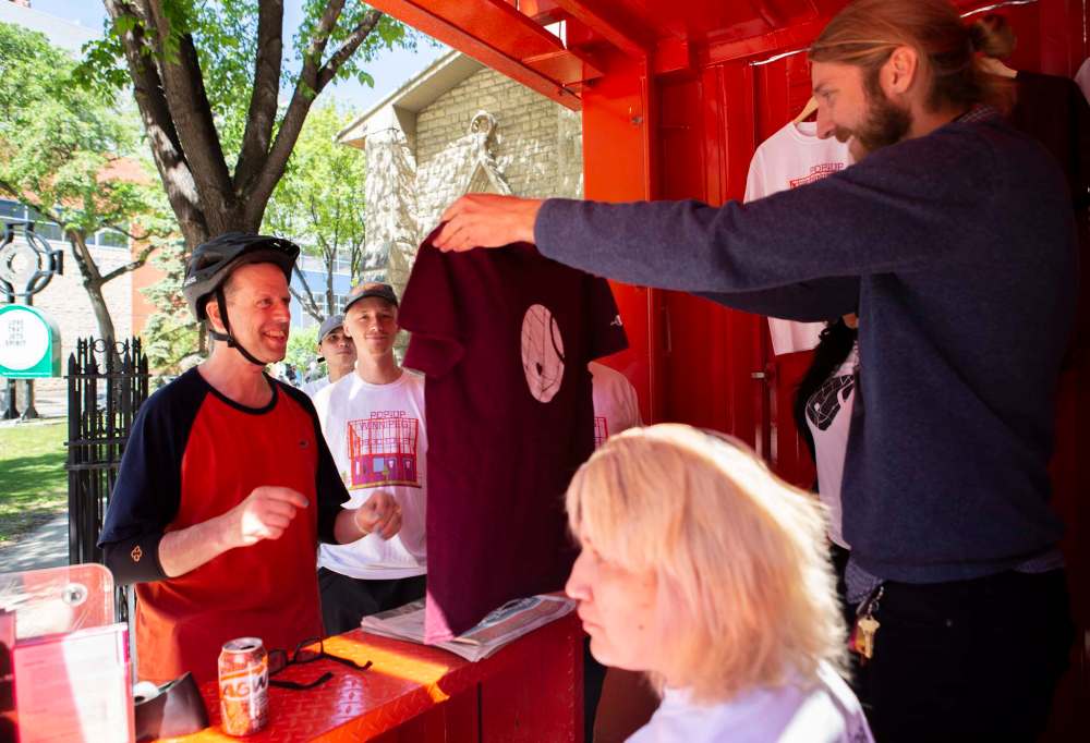 Andrew Ryan / Winnipeg Free Press
A man purchases a T-shirt from the new pop-up toilet, which also sells newspapers and water bottles. All proceeds will go to Siloam Mission.