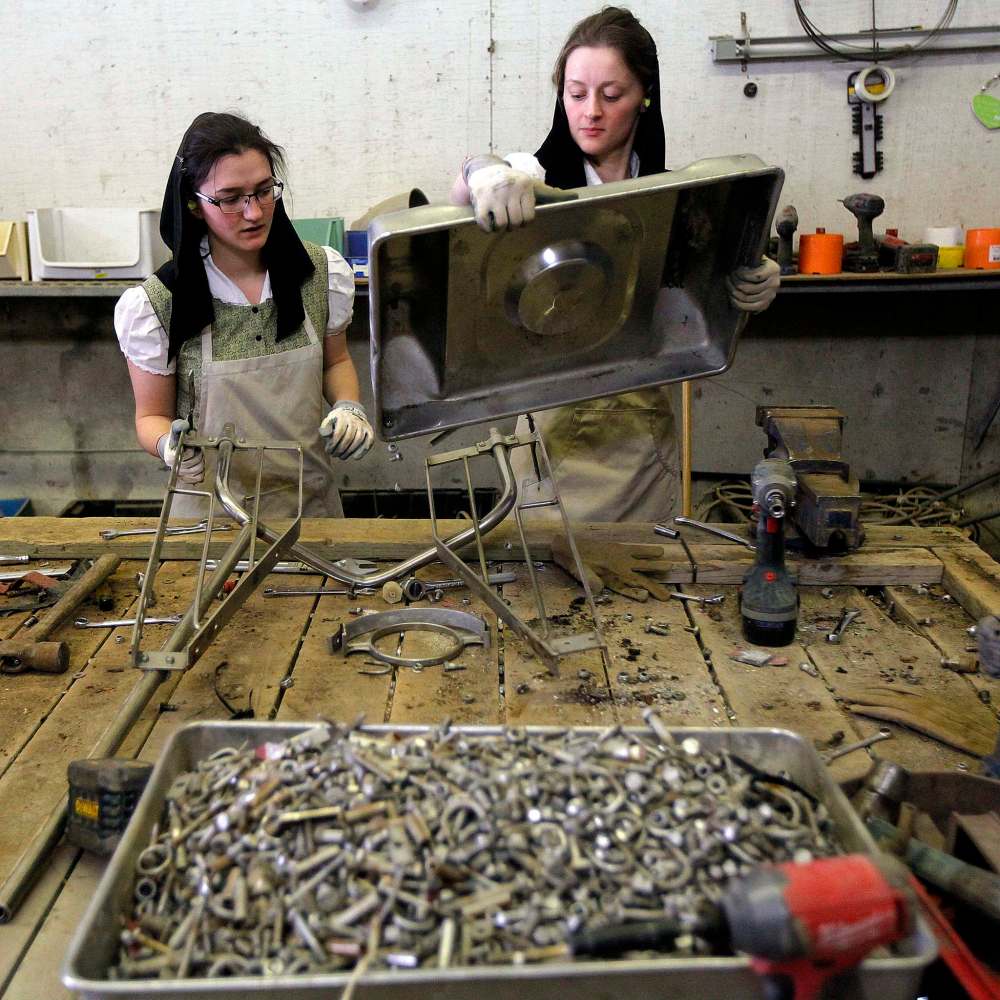 PHIL HOSSACK / WINNIPEG FREE PRESS
Women on the Crystal Springs Hutterite Colony separate stainless steel parts for recycling.