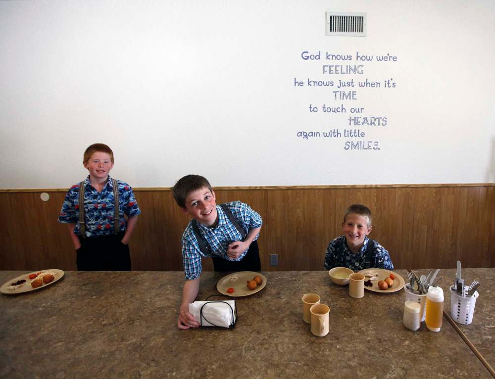 PHIL HOSSACK/Winnipeg Free Press
Three young elementary students at the James Valley settle into their lunch in the children’s dining room.