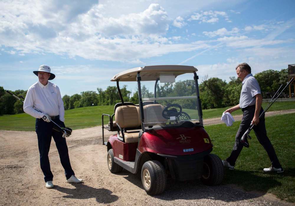 ANDREW RYAN / WINNIPEG FREE PRESS
Larry Robinson (right) and Robin Henderson have been riding golf carts together for years.