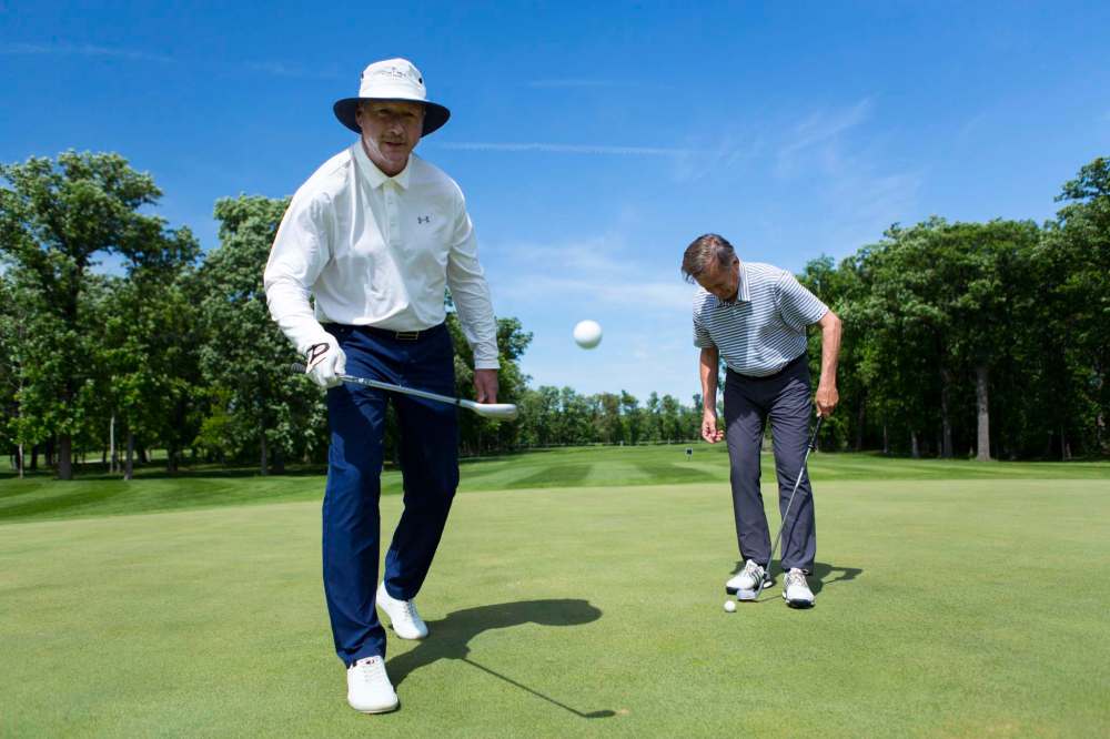 ANDREW RYAN / WINNIPEG FREE PRESS
Bridges Golf Course Head Pro Larry Robinson (right) and long-time friend Robin Henderson juggle golf balls in friendly competition.