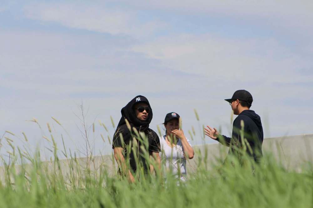 RYAN THORPE / WINNIPEG FREE PRESS FILES
Family members search near Assiniboia Downs near the Perimeter Hwy for missing man Eduardo Balaquit, 59, who disappeared Monday evening.