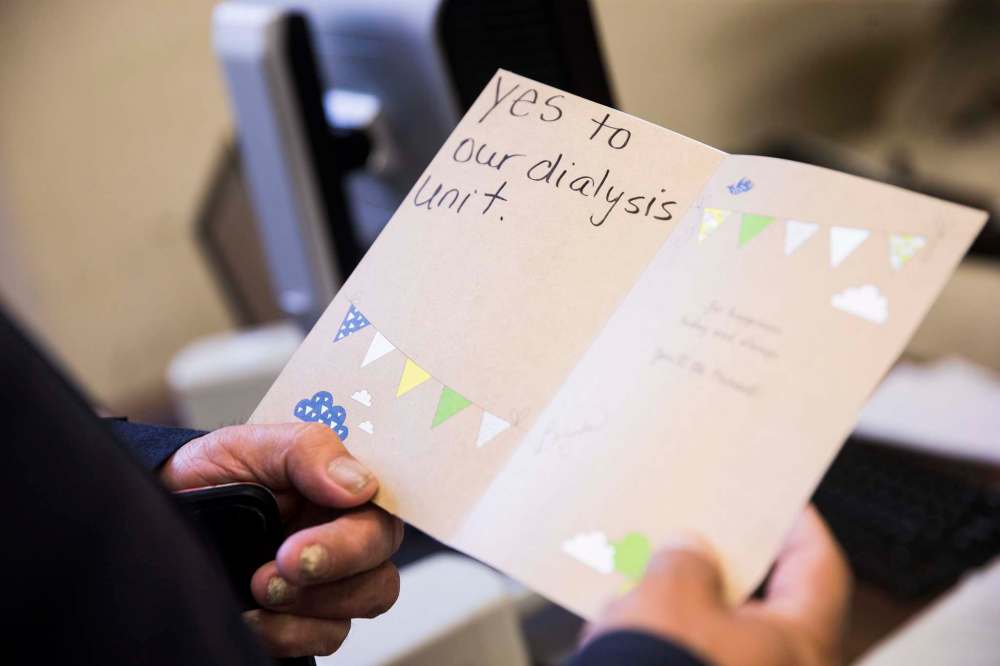 Cross Lake councillor Donnie McKay reads a birthday card sent to the health minister from Cross Lake residents who are yearning for provincial funds to help build a health complex. (MIKAELA MACKENZIE / WINNIPEG FREE PRESS)
