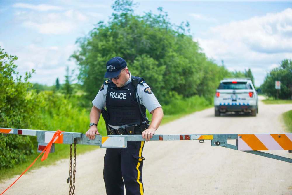 MIKAELA MACKENZIE / WINNIPEG FREE PRESS
RCMP close the entrance to the Pinawa Dam site after a body was recovered on Wednesday.