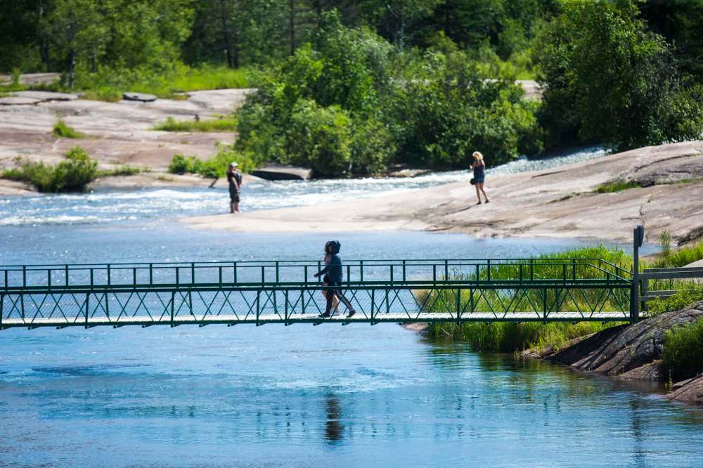 MIKAELA MACKENZIE / WINNIPEG FREE PRESS
The old Pinawa dam is a popular destination for swimmers.