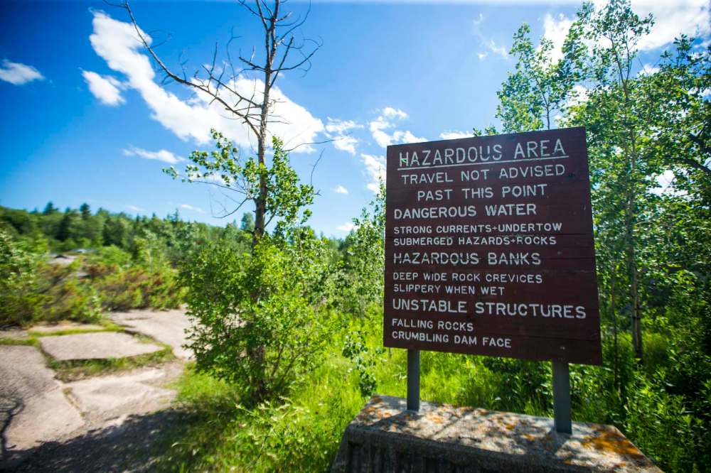 MIKAELA MACKENZIE / WINNIPEG FREE PRESS
Warning sign posted at the dam area alerts visitors of the dangers of the area.