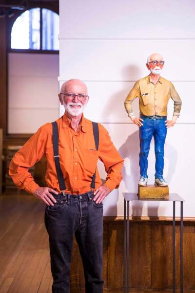 MIKAELA MACKENZIE / WINNIPEG FREE PRESS
Saskatchewan artist Joe Fafard with his piece, ‘selfie,&rsquo; at Mayberry Fine Art in Winnipeg.