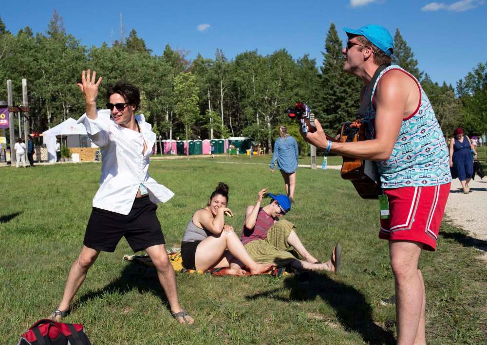 ANDREW RYAN / WINNIPEG FREE PRESS
Alex Mackinnon dances to the acoustic stylings of Skylar Bouchard.