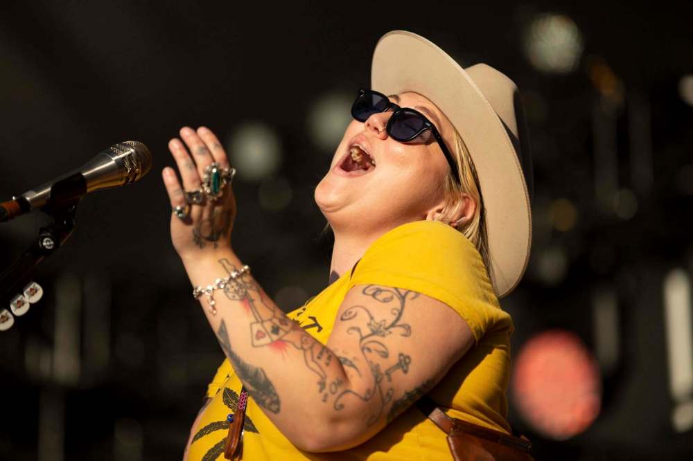 ANDREW RYAN / WINNIPEG FREE PRESS
Elle King performs on the Folk Fest mainstage at Birds Hill Provincial Park Thursday.