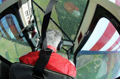 Pilot Dan Reeves twists and turns in the air above Southport, Man., with a Free Press reporter in the backseat. (Ben Waldman/ Winnipeg Free Press)
