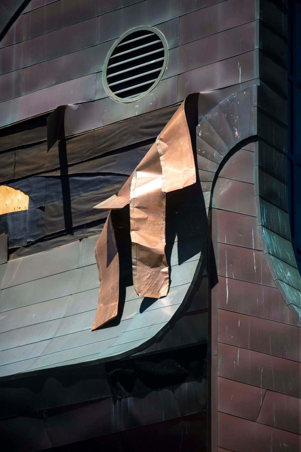 The peeling copper roof on the Thunderbird House. (Mikaela MacKenzie / Winnipeg Free Press)