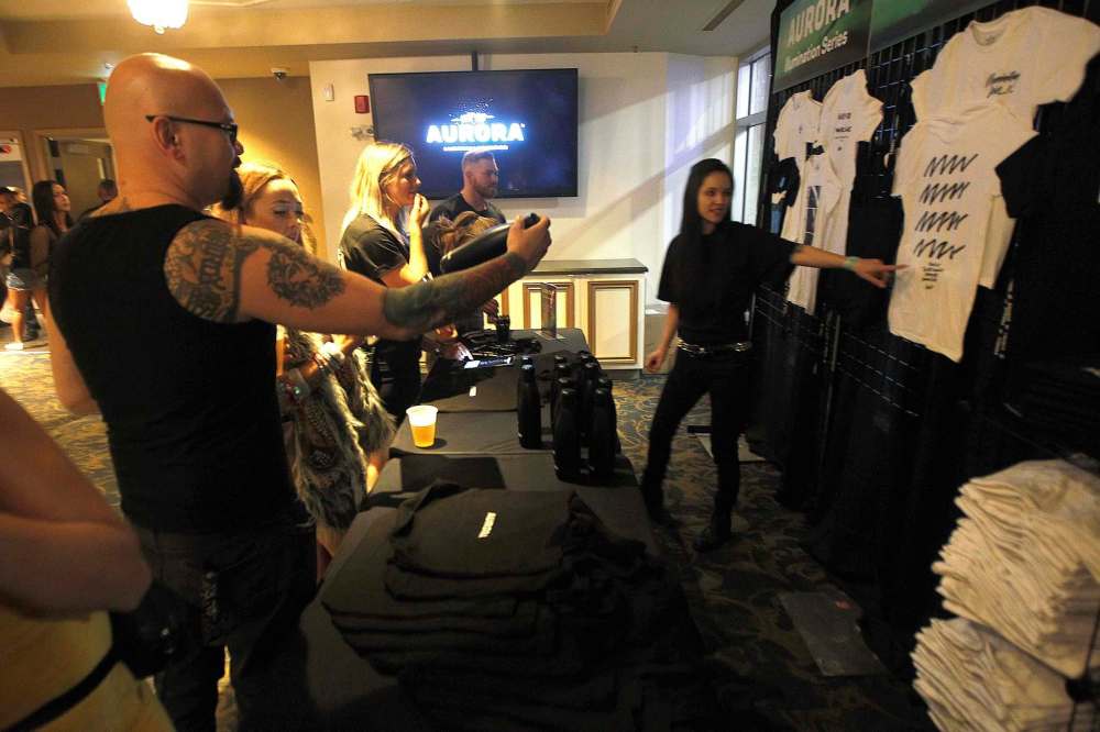 PHIL HOSSACK / WINNIPEG FREE PRESS
Fans line up and sign up for free merchandise at the Metropolitan Entertainment Centre Thursday evening.