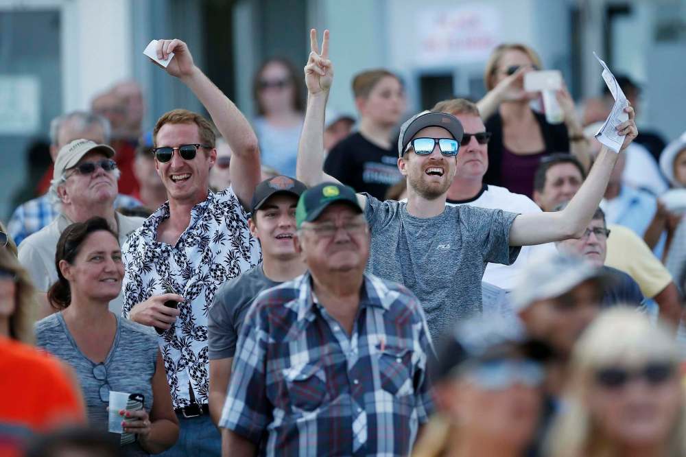 A happy day at the races for race fans Patrick Sheldon (left) and Sandy Morris at the Manitoba Derby (John Woods / Winnipeg Free Press)