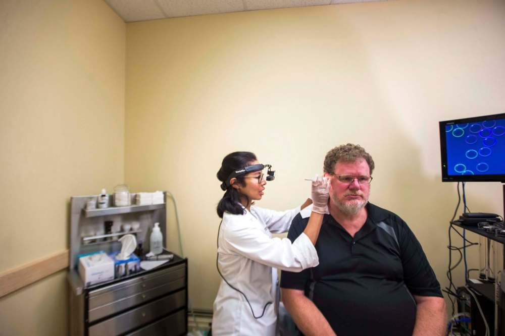 MIKAELA MACKENZIE / WINNIPEG FREE PRESS
Dr. Gigi Osler examines columnist Doug Speirs at her clinic in Winnipeg.