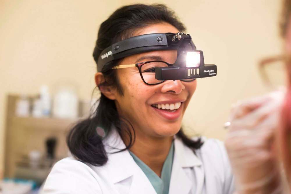 MIKAELA MACKENZIE / WINNIPEG FREE PRESS
Dr. Gigi Osler cleans a patient's ears at her clinic in Winnipeg.