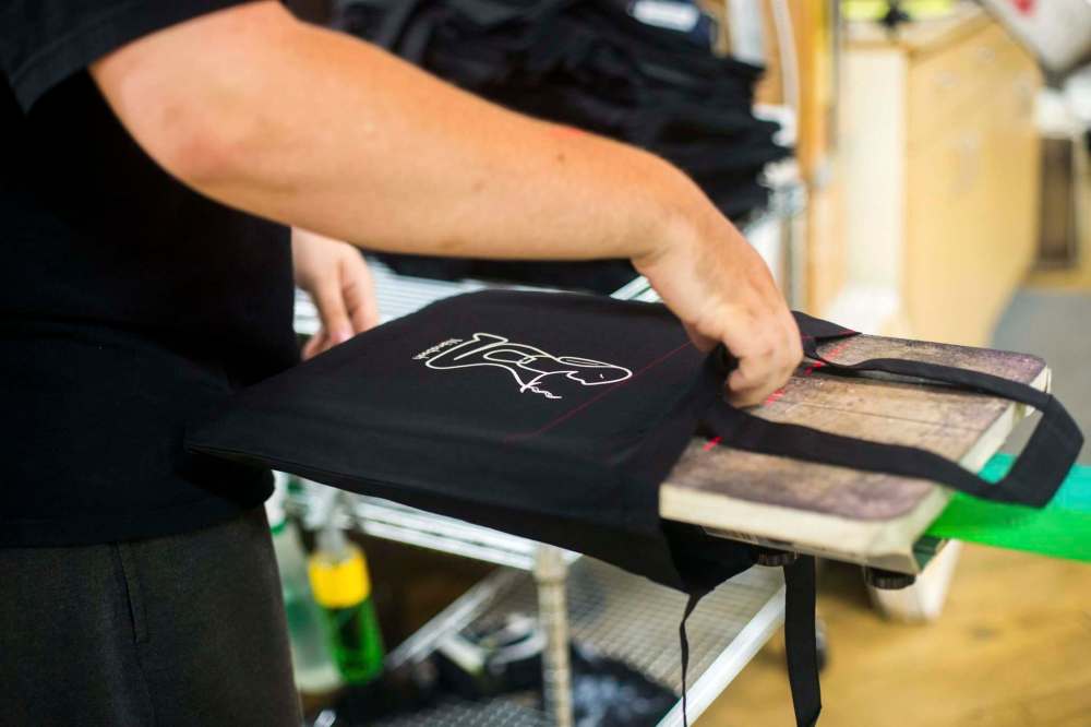 MIKAELA MACKENZIE / WINNIPEG FREE PRESS
Riley Taylor works on printing tote bags at the Floodway Print Co. in their new space in the exchange district in Winnipeg on Thursday, Aug. 16, 2018.
Winnipeg Free Press 2018.