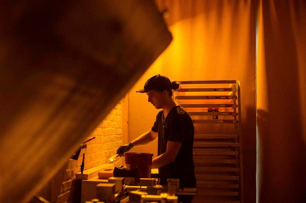 MIKAELA MACKENZIE / WINNIPEG FREE PRESS
Bram Keast prepares screens for printing in the darkroom at the Floodway Print Co. in their new space in the exchange district in Winnipeg on Thursday, Aug. 16, 2018.
Winnipeg Free Press 2018.